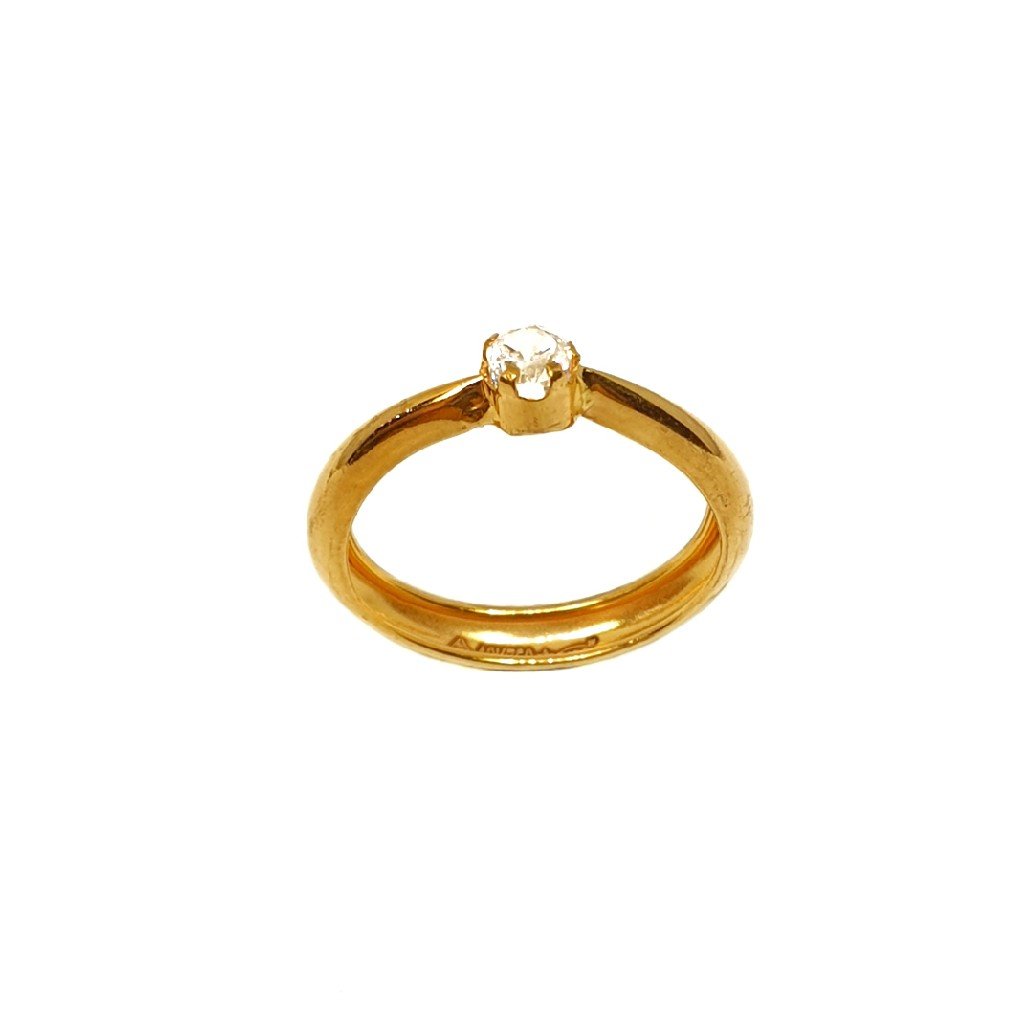 18K Gold Round Shaped Solitaire Dia...
